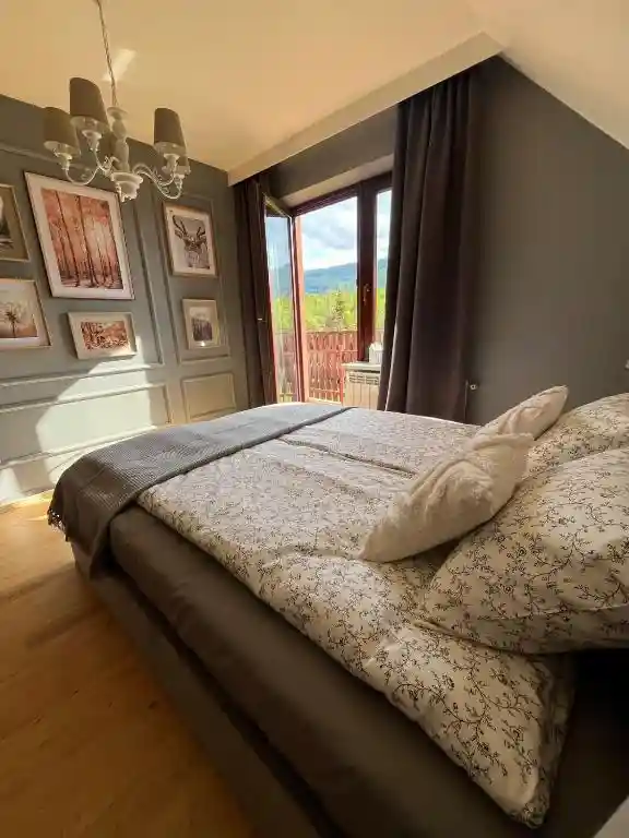 Jasny i przestronny pokój z dużym łóżkiem w domku Lawendowa Przystań w Brennie – idealny na relaksujący wypoczynek w górach