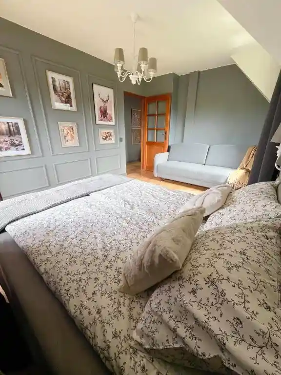 Przytulny pokój gościnny w domku Lawendowa Przystań w Brennie – idealny na nocleg w górach