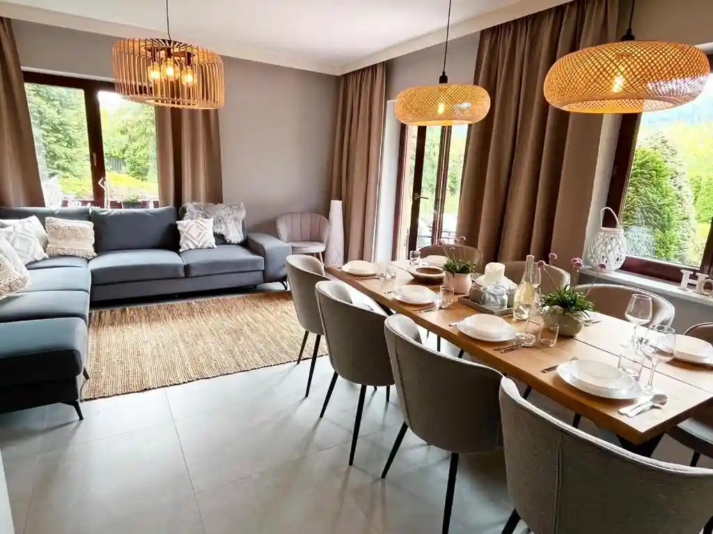 Przytulne wnętrze domku Lawendowa Przystań z ciepłym oświetleniem i naturalnym wystrojem